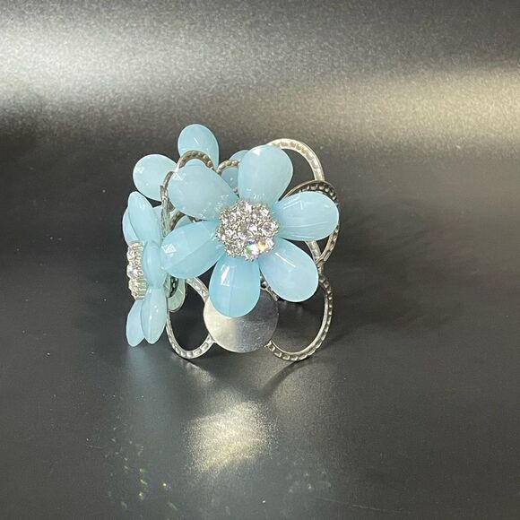 Beautiful Flower Rhinestone Bracelet - Picture 4 of 5